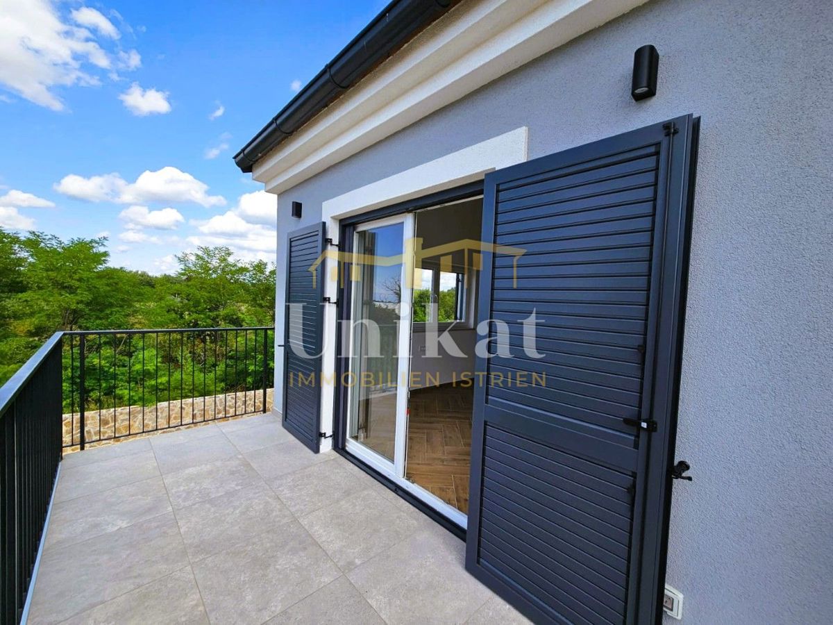 Novogradnja: hiša s 3 spalnicami in bazenom - pogled na morje